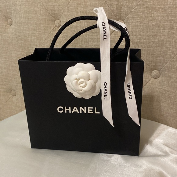 CHANEL Shopping Bag with Camellia - Picture 6 of 6